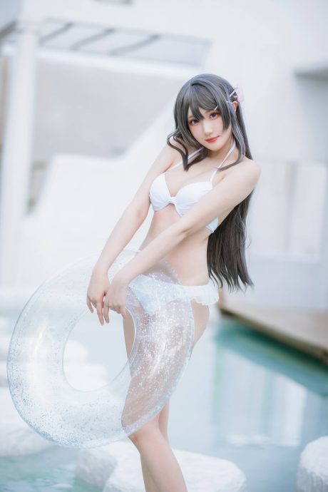 瓜希酱cos樱岛麻衣水边泳装写真，纯白造型定格麻衣学姐清爽夏日