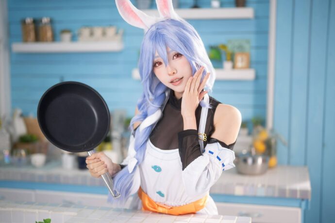 ElyEE子COS兔田佩克拉，蓝发兔耳与胡萝卜道具元气还原Hololive