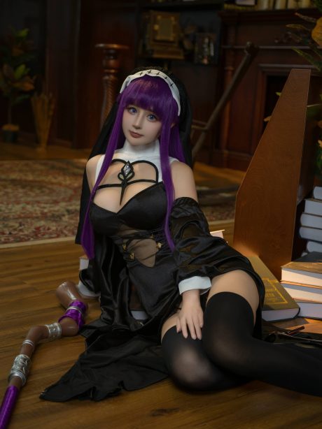 桜井宁宁cos修女风黑礼服菲伦,复古书房诠释《葬送的芙莉莲》魔法使