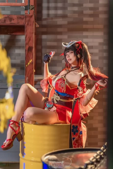 咬人小小兔COS《崩坏：星穹铁道》花火，手持面具拿捏假面愚者神秘感