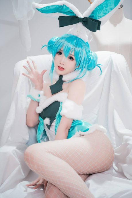 面饼仙儿 初音兔女郎COS写真:经典双马尾搭配毛绒兔耳,尽显甜美灵动