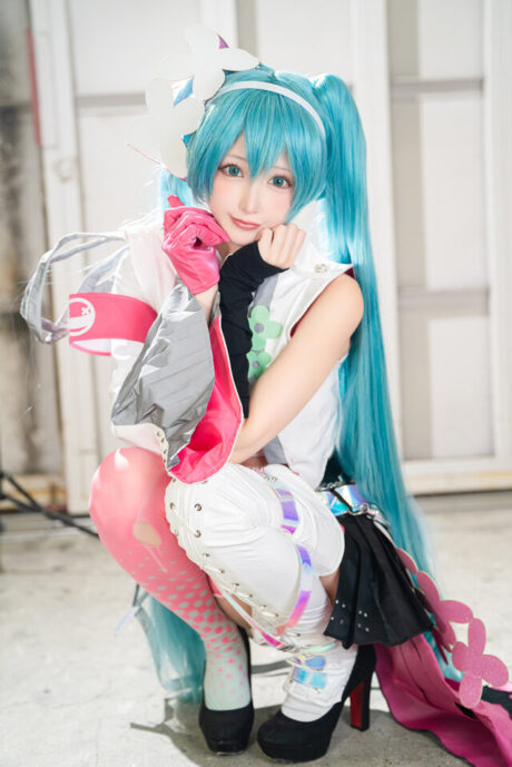 NanaPink池袋万圣节COS赛车初音，利落制服还原速度感造型