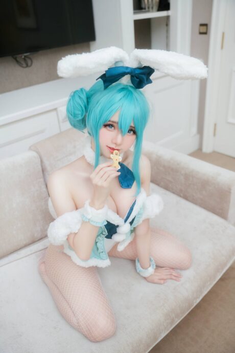 初音未来兔女郎COS,这套sallydorasnow写真展现水蓝双马尾与甜美气质