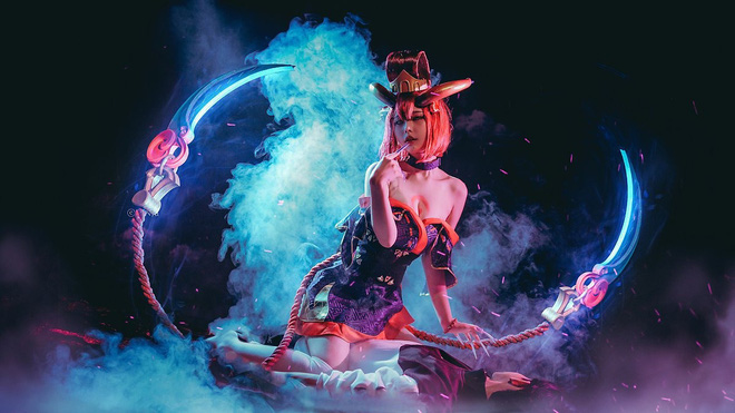 RetoYang《英雄联盟》伊芙琳COS：红发利爪与血色光影下的恶魔刺客
