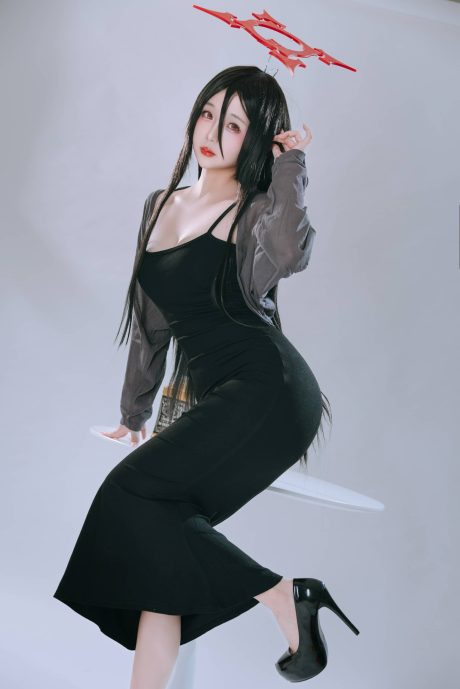 日奈娇COS蔚蓝档案羽川莲见：轻软家居服出镜，尽显副部长的居家温柔