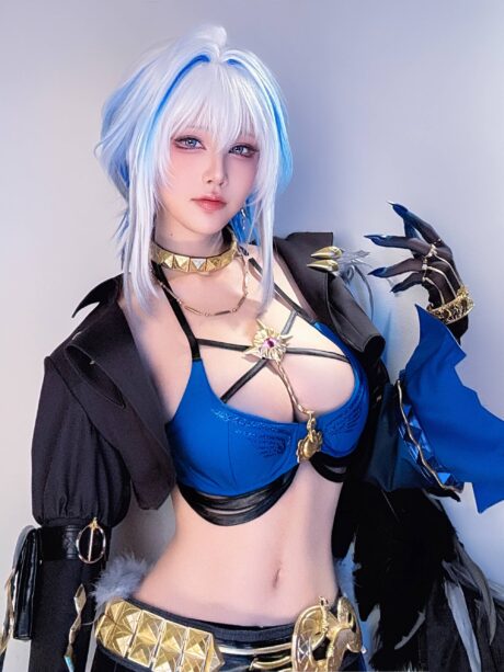 水淼aqua鸣潮角色嘉贝莉娜COS：银发持枪重现冷冽猎人气质