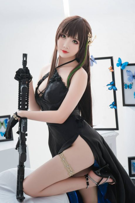 面饼仙儿m4写真：黑色礼服持枪出镜，优雅还原少女前线战术人形