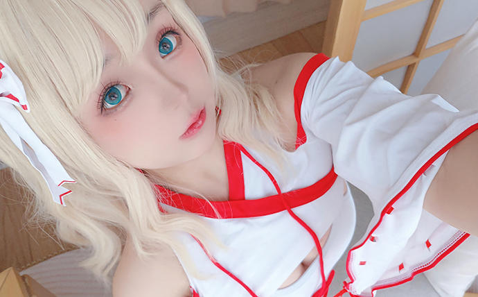 日奈娇小狐狸巫女COS图集:红白巫女服搭配萌系狐耳,定格甜美灵动气质