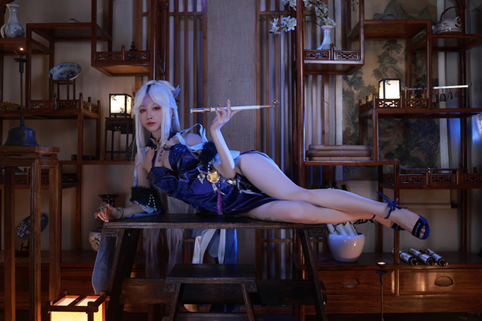 水淼aqua的cosplay写真作品：原神凝光书斋托烟，尽显璃月天权从容风雅