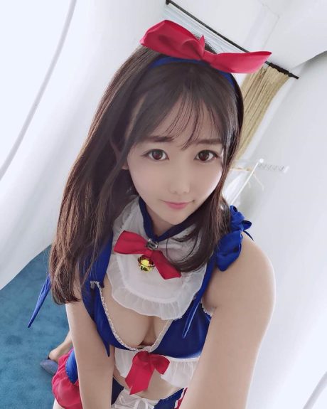 Tsukushi演绎辣妹版哆啦A梦COS,经典蓝白装扮展现反差魅力