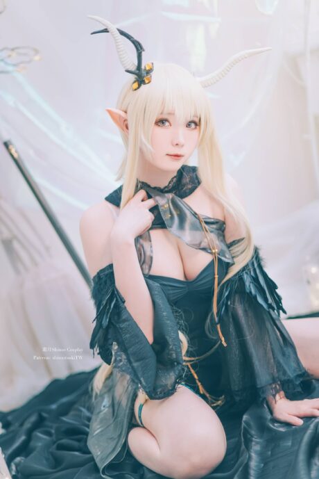 霜月shimo cosplay明日方舟闪灵：黑裙长杖烛光下的萨卡兹医者