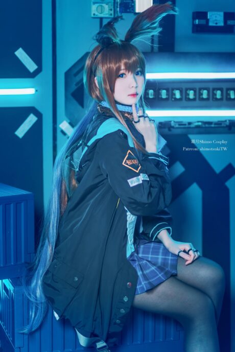 霜月shimo cosplay明日方舟阿米娅：蓝紫光影还原罗德岛领袖气质