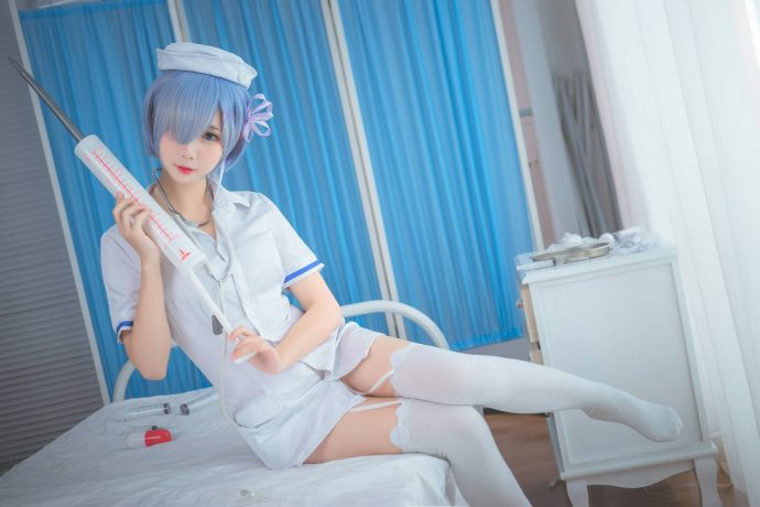 面饼仙儿换上蕾姆白衣护士服COS,手持巨型注射器尽显俏皮灵动