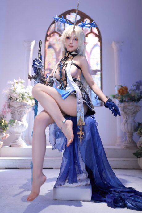 水淼aqua鸣潮角色芙露德莉斯COS:银白长发与冷调细节还原圣女气质
