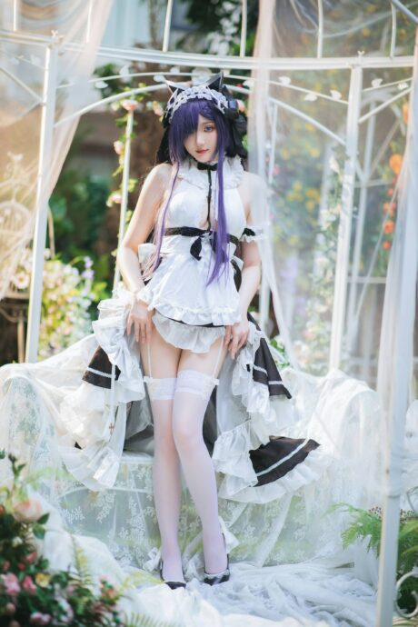 瓜希酱碧蓝航线cos奥古斯特女仆皮肤,花园实拍24张冷艳柔美反差写真