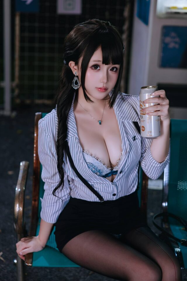 日奈娇夜色街头化身OL女郎,条纹衬衫搭配微光定格下班轻熟日常