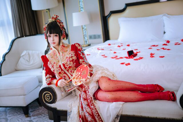 日奈娇《洞房花烛》新娘写真：刺绣嫁衣配红丝袜，尽显中式温婉