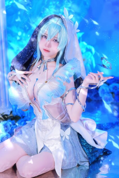 SallyDorasnow演绎鸣潮守岸人COS:冷调轻纱与幽蓝蝶影的深海守望