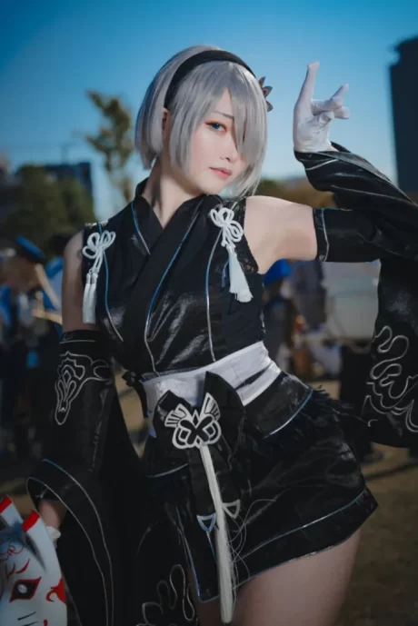 水瀬あいり《尼尔：机械纪元》2B COS：日式面具与哥特黑裙的冷艳碰撞