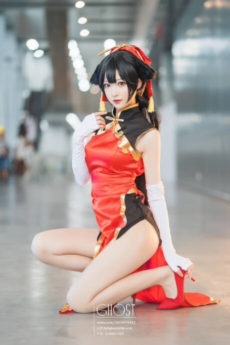 小南宫演绎《碧蓝航线》高雄COS：红金旗袍还原重巡舰娘的端庄与英气