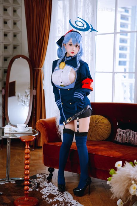 椎名莜《蔚蓝档案》天雨亚子 COS:风纪委员制服还原与茶杯场景