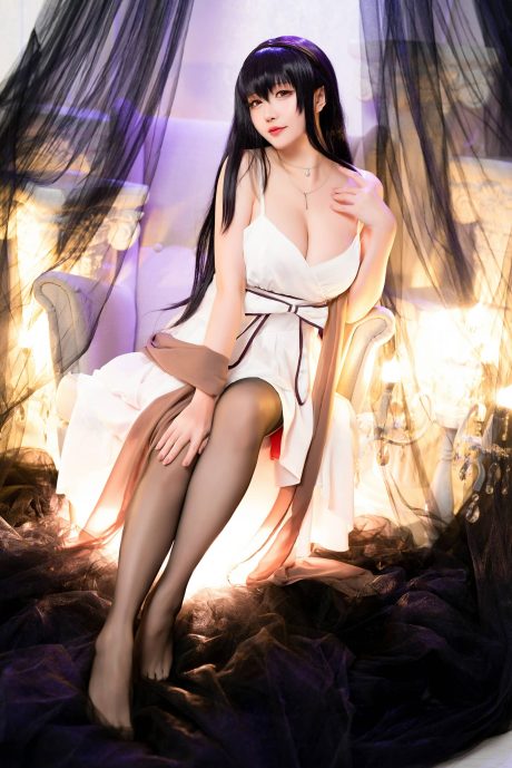 星之迟迟cos霞之丘居家写真，白色吊带睡裙配黑丝还原慵懒学姐韵味