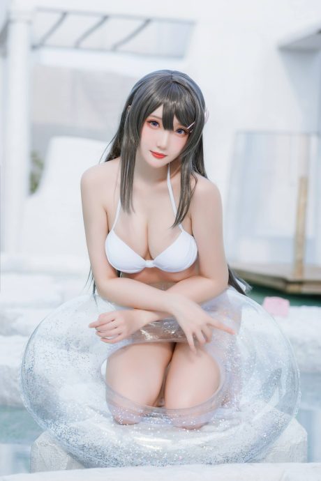 瓜希酱cos樱岛麻衣水边泳装写真,纯白造型定格麻衣学姐清爽夏日