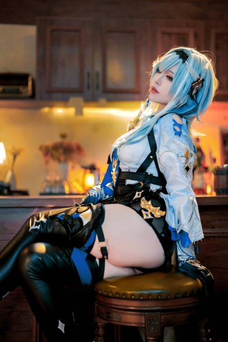 BANBANKO半半子《原神》优菈COS：浅蓝短发搭配作战服还原浪花骑士