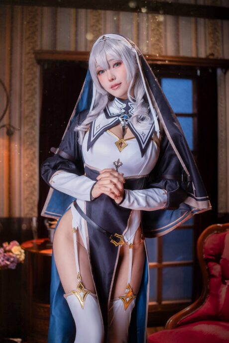 ElyEE子COS白银诺艾尔,修女骑士装扮细腻展现Hololive圣职者风采
