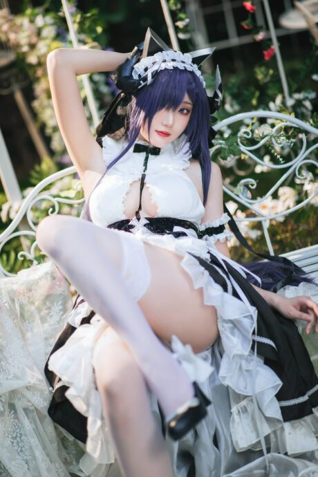 瓜希酱碧蓝航线cos奥古斯特女仆皮肤,花园实拍24张冷艳柔美反差写真