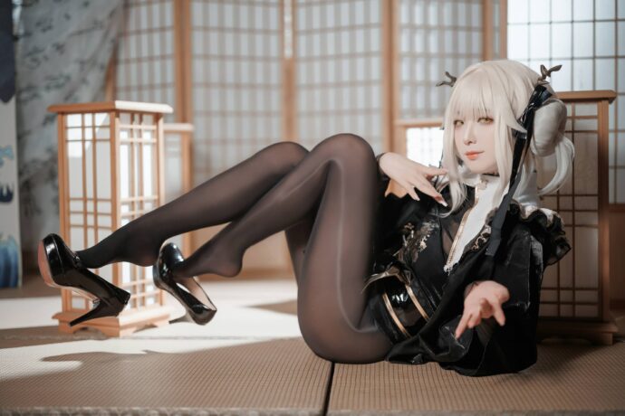 封疆疆v出镜《胜利女神：妮姬》布兰儿COS，黑金制服细节尽显干练身姿