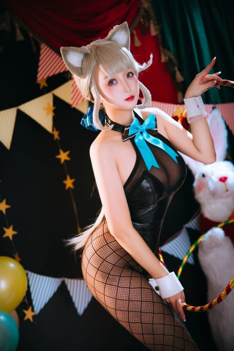 日奈娇出镜原神琳妮特兔女郎COS,黑色连体衣演绎魔术助手的沉静气质