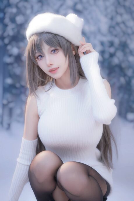 shika小鹿鹿cos樱岛麻衣：雪景林间的纯白无袖毛衣学姐造型