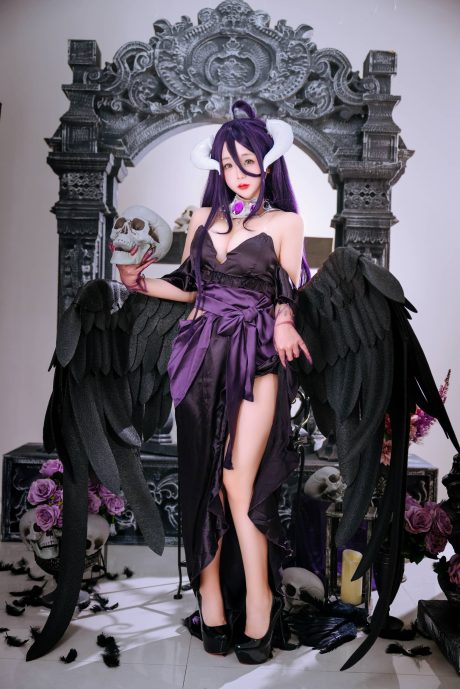 日奈娇COS《Overlord》礼服版雅儿贝德，深紫长裙配黑色羽翼尽显冷艳