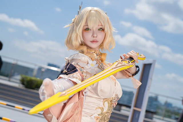 穂波あみ COS 阿格莱雅:C106 现场金色造型还原《崩坏:星穹铁道》半神气质