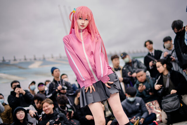 TsukuneTsukiumi出镜《孤独摇滚》后藤独COS，漫展现场生动还原社恐少女