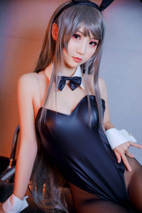 面饼仙儿cos兔女郎麻衣学姐,黑色连体衣搭配居家场景还原清冷气质