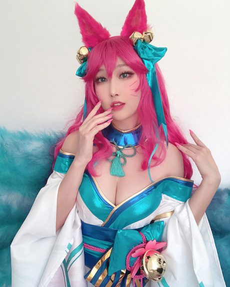 RinnieRiot还原英雄联盟灵魂莲华阿狸COS,精致服饰与妆容尽显灵动仙气