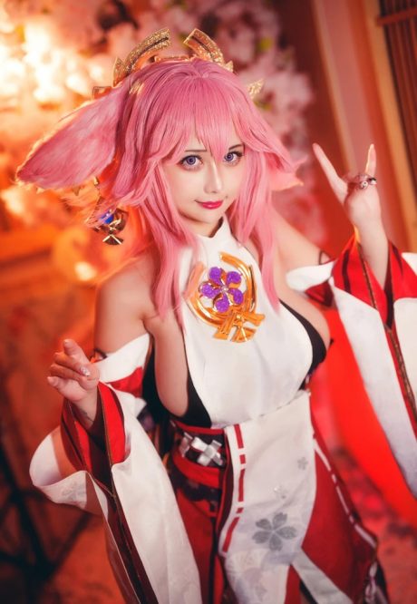 沖田凛花Rinka演绎《原神》八重神子COS,精致巫女服饰还原狐仙优雅气质