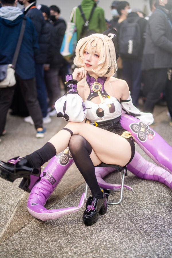 火火ka_f漫展演绎《绝区零》伊德海莉COS，标志触手与机械细节生动还原