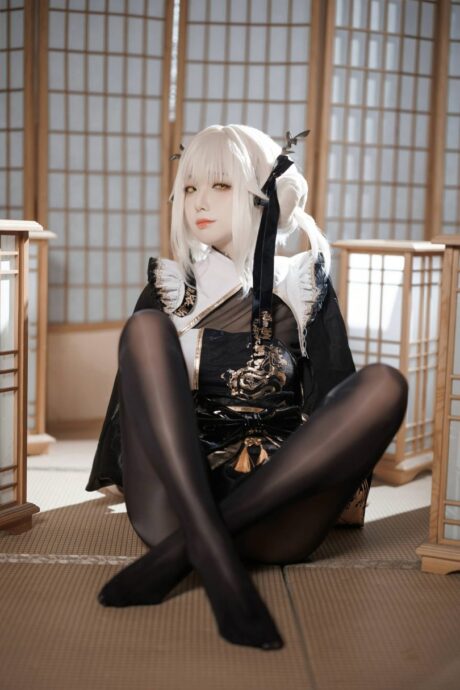 封疆疆v出镜《胜利女神:妮姬》布兰儿COS,黑金制服细节尽显干练身姿