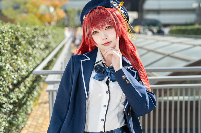 RihaAmase学院风宝钟玛琳COS：红发制服造型在池袋阳光城活动中格外醒目