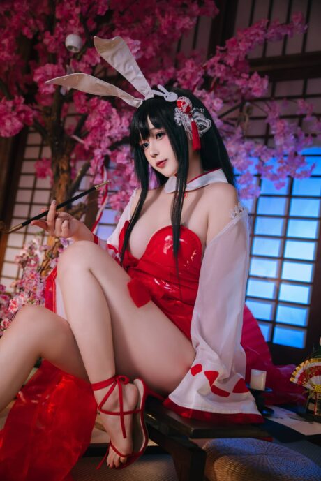 日奈娇《碧蓝航线》大山兔女郎COS:红白装扮尽显温婉与娇俏