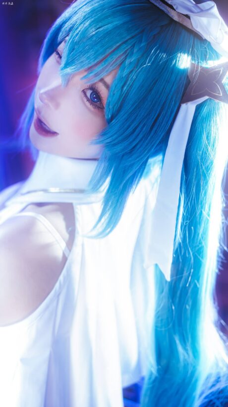 蠢沫沫cos初音舞台风写真,利落白裙碰撞赛博霓虹光影