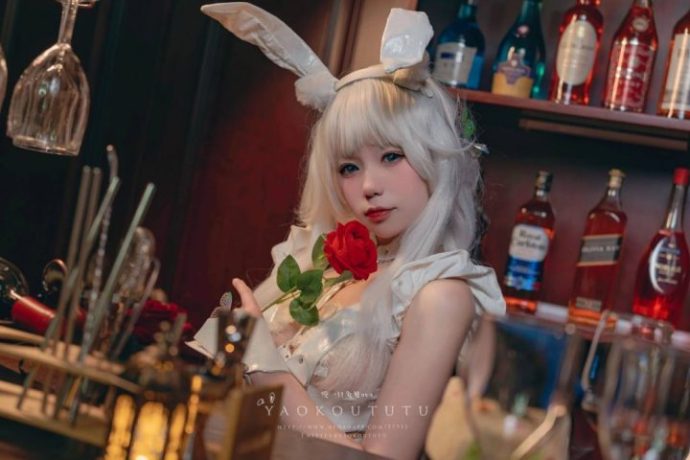 咬一口兔娘ovo写真：纯白兔女郎COS展现娇俏灵动与纯净质感