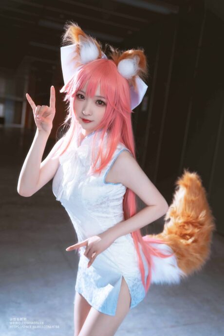 南宫COS《Fate/EXTRA》旗袍玉藻前，素白绣花长裙还原灵狐神态