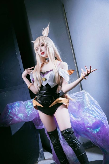 Shika小鹿鹿《英雄联盟》阿狸COS，红白经典造型诠释九尾妖狐的灵动甜美
