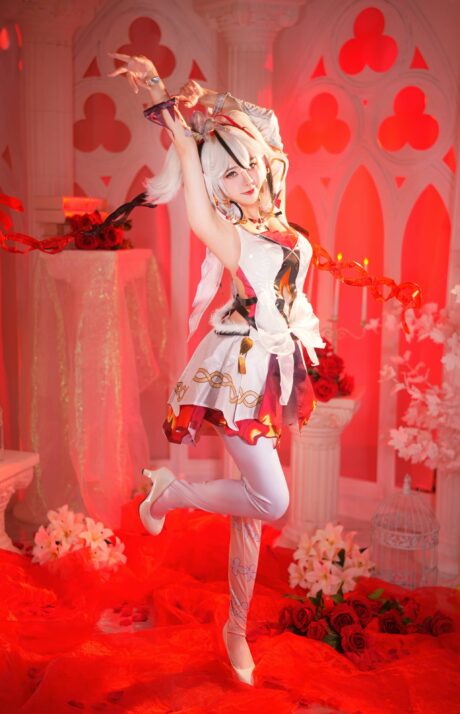 SallyDorasnow《鸣潮》椿COS：红白服饰与狡黠神态诠释黑海岸执花