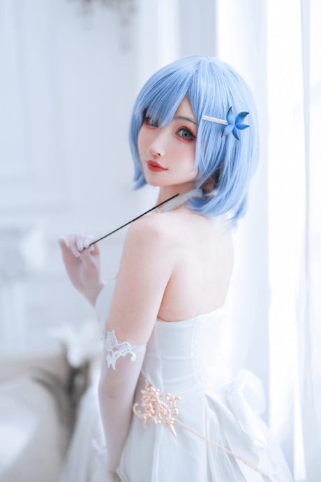 rioko凉凉子cos的碧蓝航线恰巴耶夫,纯白誓约婚纱展现温婉气质