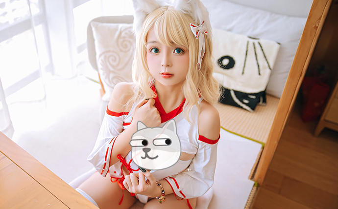 日奈娇小狐狸巫女COS图集:红白巫女服搭配萌系狐耳,定格甜美灵动气质